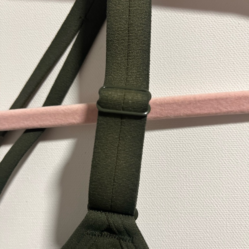 NWT XL Women's Olive Green crisscross Strappy Sports Bra all in motion pads - Picture 6 of 14
